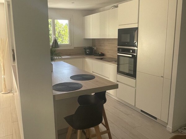 Cuisine blanche et bois - Rénovation complète — Photo 4