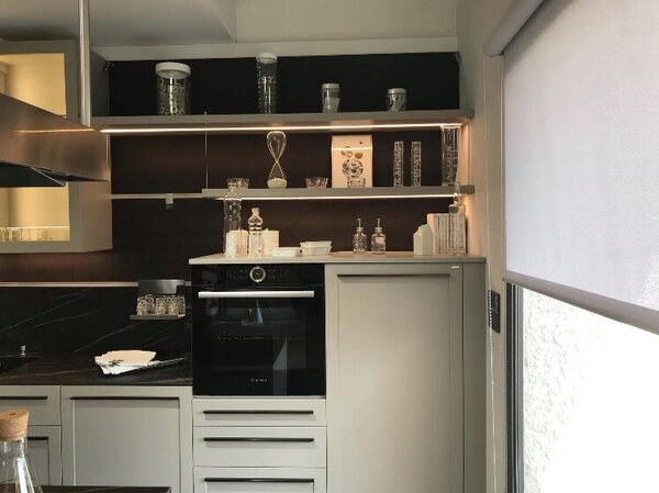 Cuisine blanche avec îlot - Modèle d'exposition — Photo 2