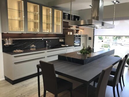 Cuisine blanche avec îlot - Modèle d'exposition