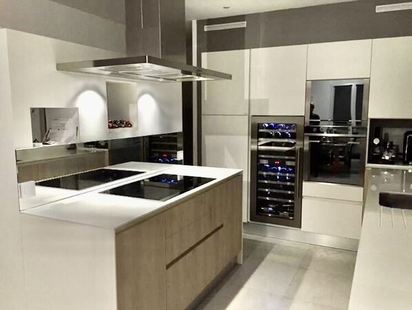 Cuisine rénovée avec îlot central - Fabrègues — Photo 1