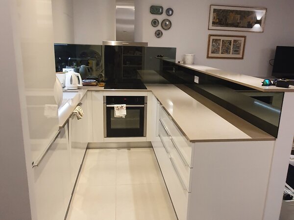 Cuisine Laquée Blanc & Verre Noir — Photo 1