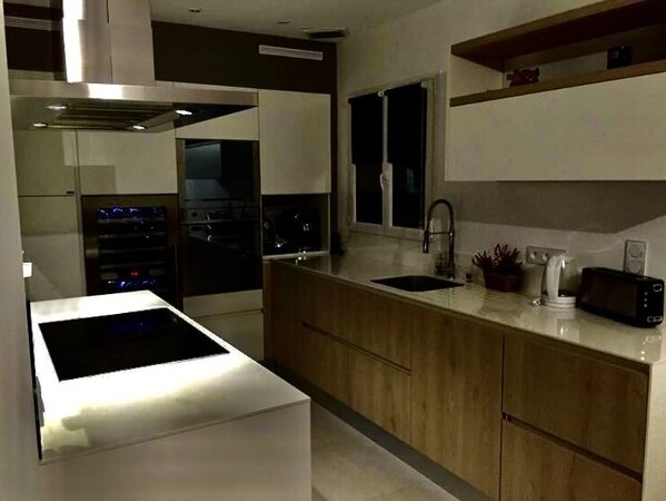 Cuisine rénovée avec îlot central - Fabrègues — Photo 2