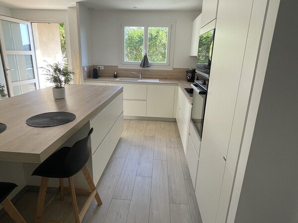 Cuisine blanche et bois - Rénovation complète — Photo 5