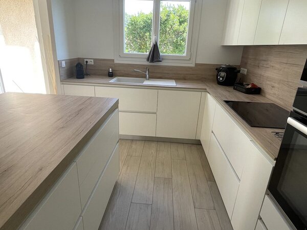 Cuisine blanche et bois - Rénovation complète — Photo 1
